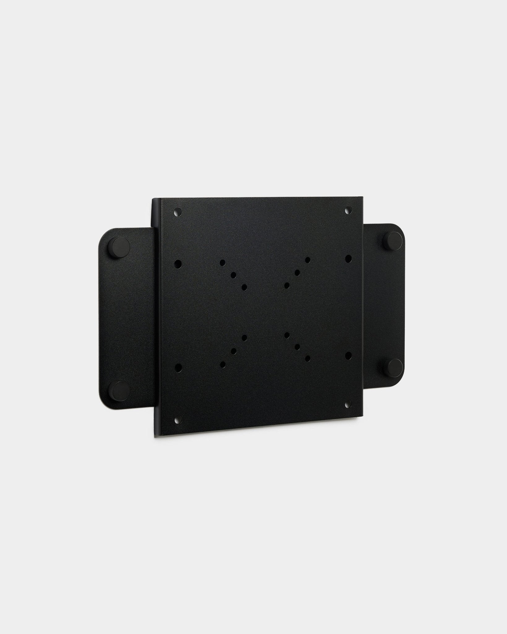 Fjell | TV Mount (small) od WoodUpp, black metalowy wspornik z wieloma otworami na śruby i zamkiem magnetycznym, na białym tle.